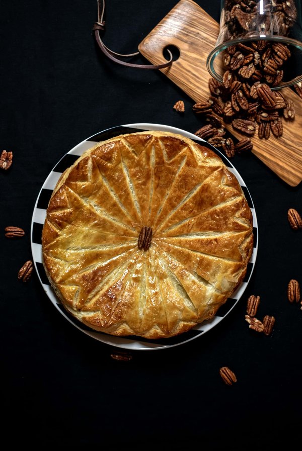 Comment faire une galette des rois avec une frangipane onctueuse et une pâte feuilletée croustillante?